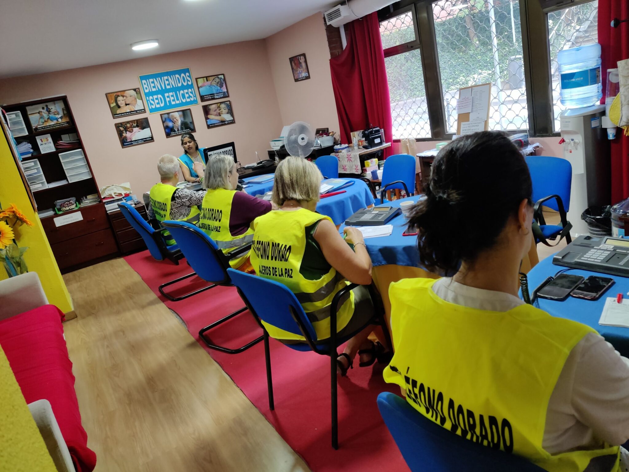 Voluntarios del Teléfono Dorado