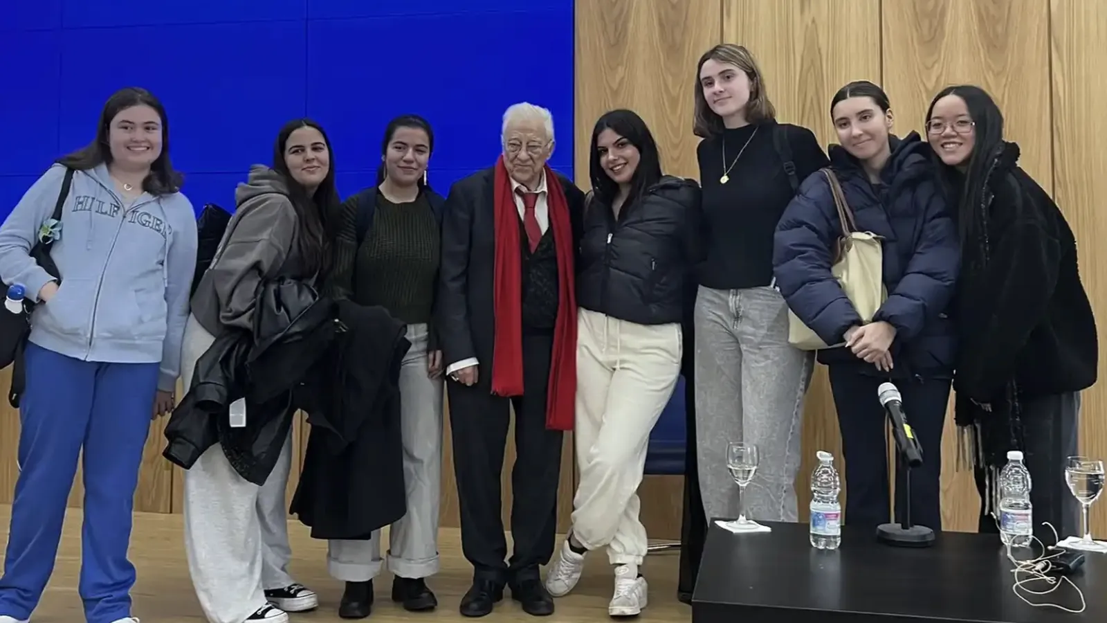 la mayor red social es el abrazo