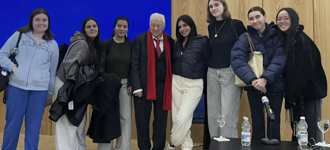 la mayor red social es el abrazo